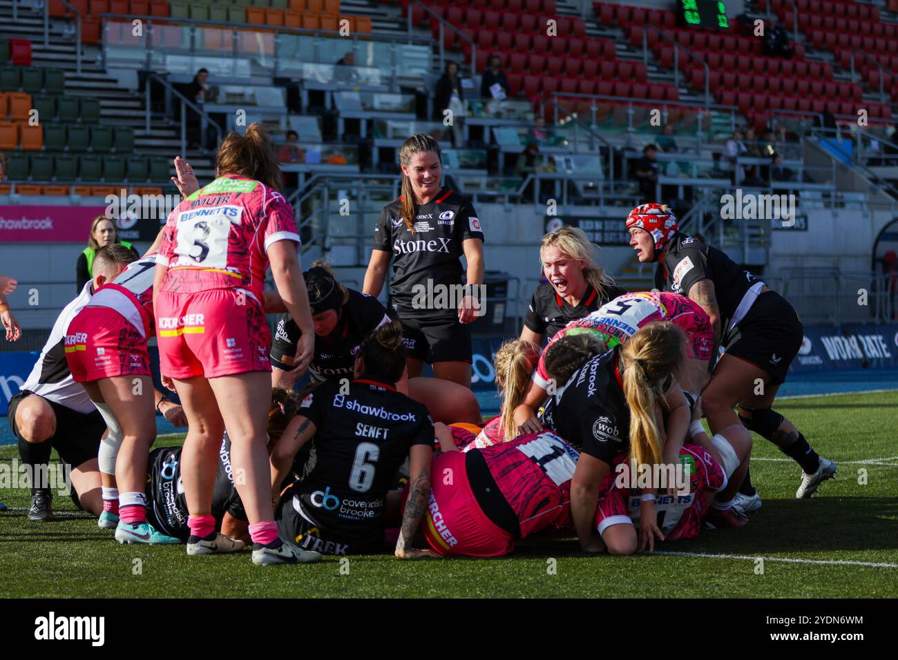 London, Großbritannien. Oktober 2024. Leanne Infante (m) (Saracens) lächelt alle, als ihre Teamkollegin einen Versuch beim Spiel Saracens Women gegen Gloucester-Hartpury Women im StoneX Stadium für Runde 4 der Premier Women's Rugby 2024/25 erzielt. UK © ️ Credit: Elsie Kibue/Alamy Live News Stockfoto