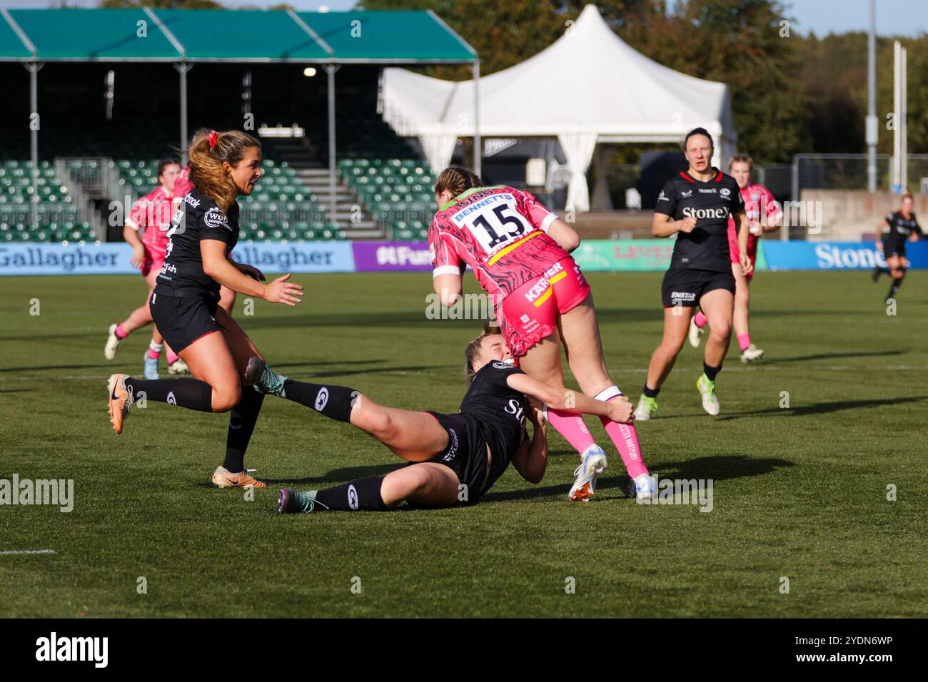 London, Großbritannien. Oktober 2024. Emma Sing (Gloucester-Hartpury) wird während des Spiels Saracens Women gegen Gloucester-Hartpury Women im StoneX Stadium in Runde 4 der Premier Women's Rugby 2024/25 angeschlagen. UK © ️ Credit: Elsie Kibue/Alamy Live News Stockfoto