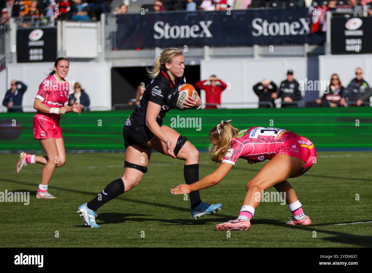 London, Großbritannien. Oktober 2024. Rosie Galligan (Saracens) mit dem Ball während des Spiels Saracens Women gegen Gloucester-Hartpury Women im StoneX Stadium für Runde 4 der Premier Women's Rugby Saison 2024/25. UK © ️ Credit: Elsie Kibue/Alamy Live News Stockfoto