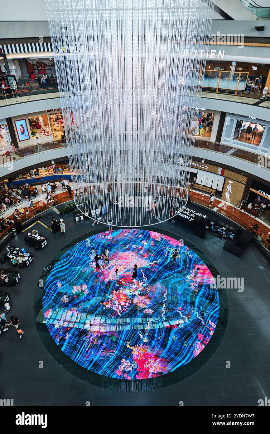 Singapur - 14. August 2024: Interaktive, helle Leinwand von Teamlab in Marina Bay Sands mit wunderschönem Interieur Stockfoto