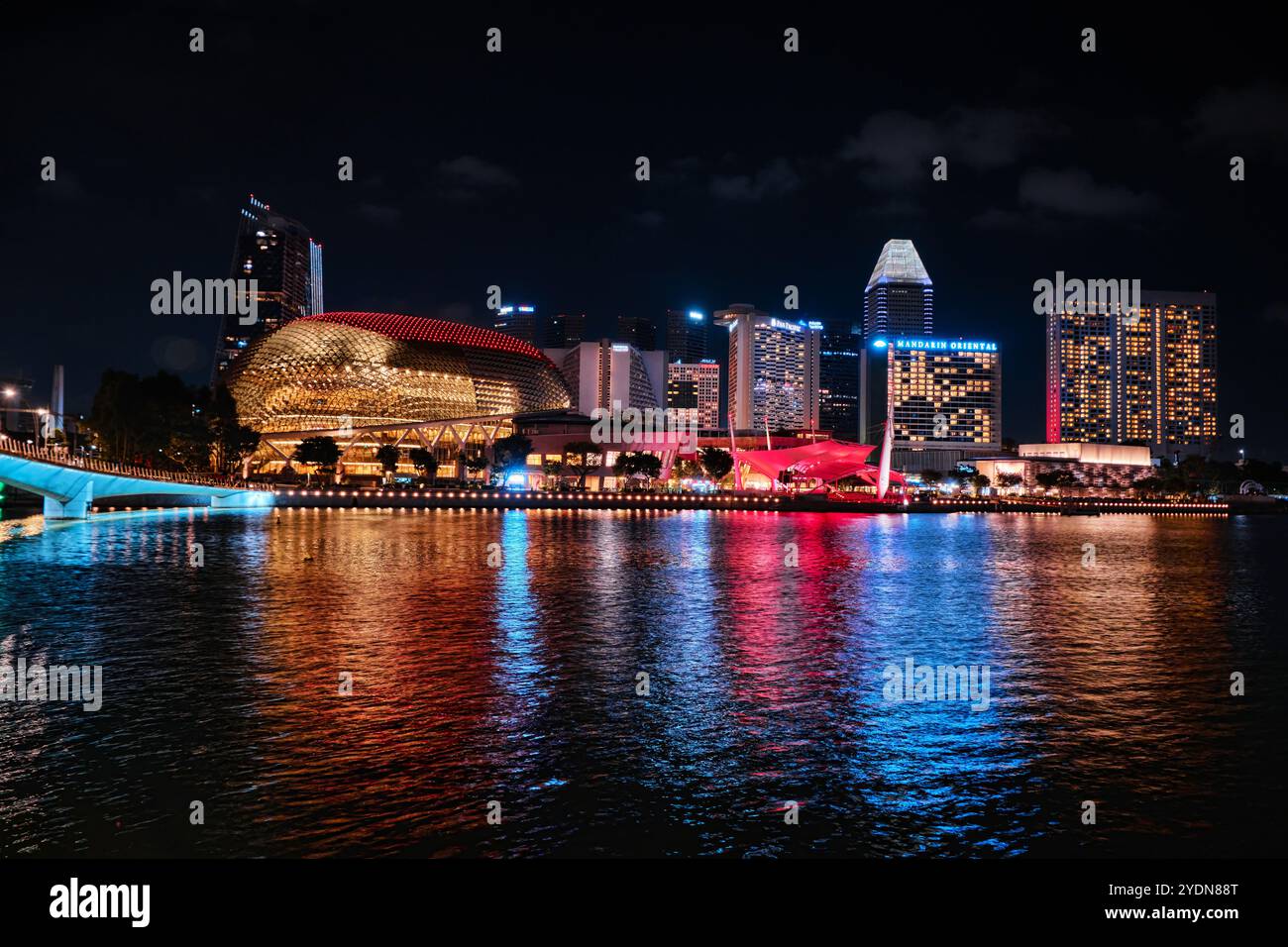 Singapur - 12. August 2024: Esplanade, Theater in der Bucht. Es ist ein Zentrum für darstellende Künste im Zentrum von Singapur Stockfoto