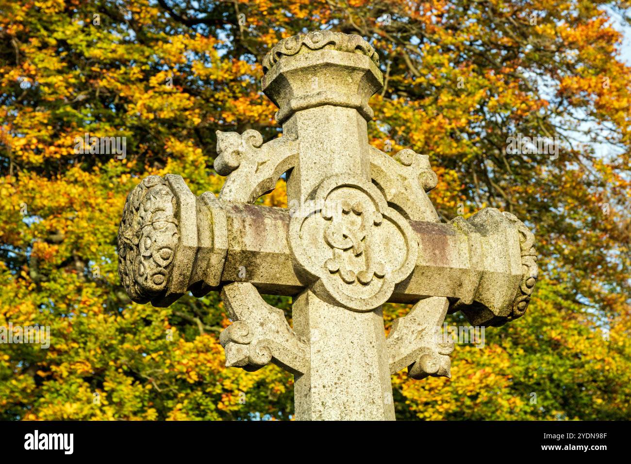 Geschnitztes Friedhofskreuz. St. Leonard's Church, Balderstone. Stockfoto