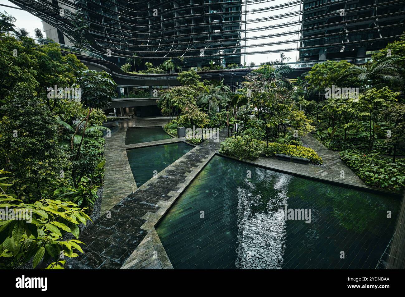 Singapur - 13. August 2024: Die Architektur und der Garten der Marina One Residences mit einem zentralen Garten und Wanderwegen im Innenhof Stockfoto