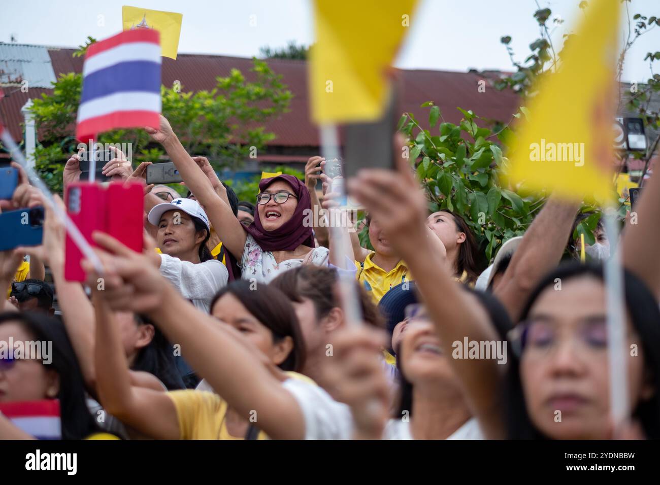 Bangkok, Thailand. Oktober 2024. Am 27. Oktober 2024 tauchen Tausende von Wohlwollenden am Ufer des Chao Phraya River in Bangkok, Thailand, auf, um den thailändischen König Maha Vajiralongkorn zu beobachten, der anlässlich seines 72. Geburtstages auf der königlichen Binnenschiffsprozession reitet. (Foto: Thomas de Cian/NurPhoto) Credit: NurPhoto SRL/Alamy Live News Stockfoto