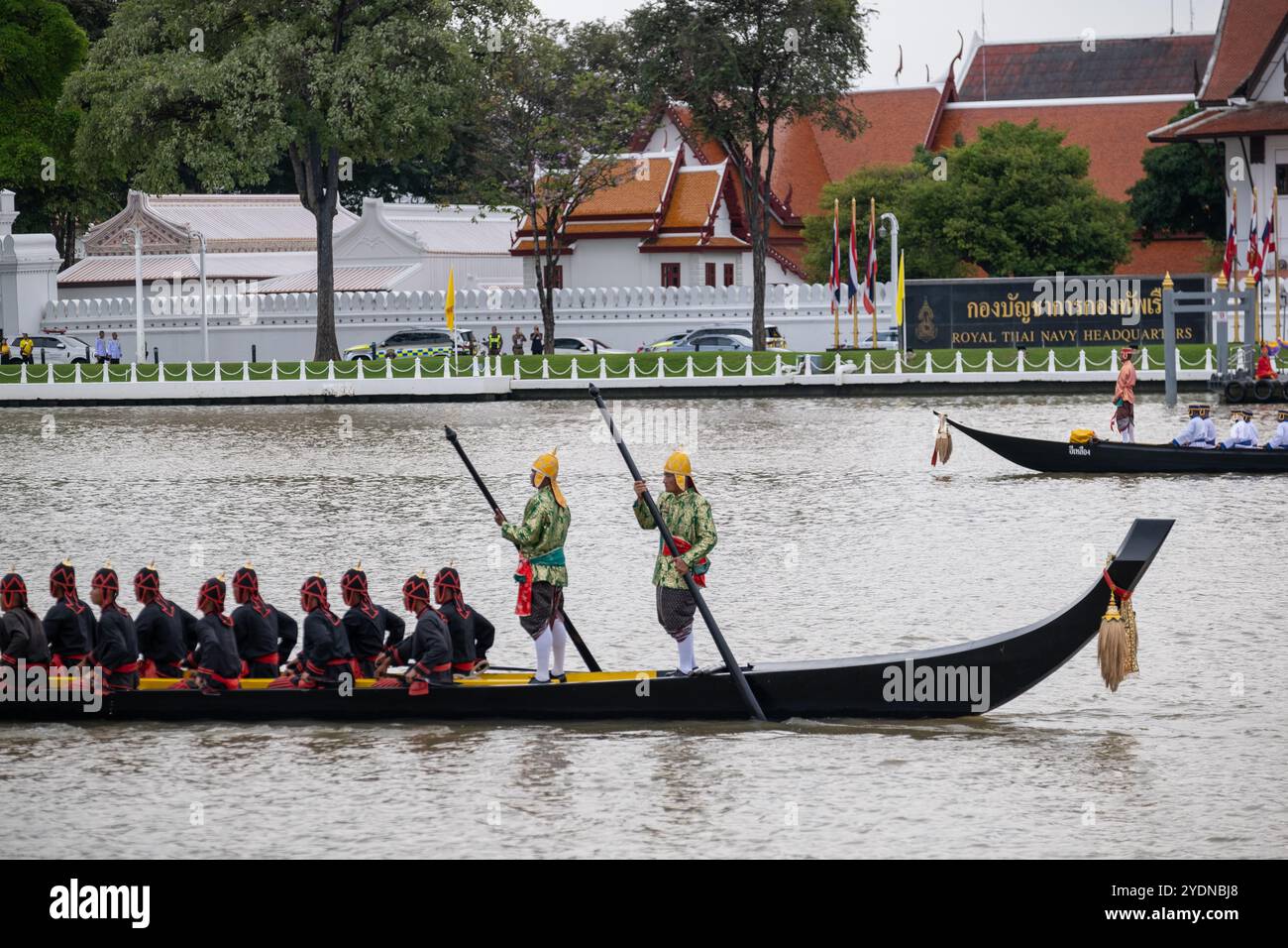 Bangkok, Thailand. Oktober 2024. Am 27. Oktober 2024 tauchen Tausende von Wohlwollenden am Ufer des Chao Phraya River in Bangkok, Thailand, auf, um den thailändischen König Maha Vajiralongkorn zu beobachten, der anlässlich seines 72. Geburtstages auf der königlichen Binnenschiffsprozession reitet. (Foto: Thomas de Cian/NurPhoto) Credit: NurPhoto SRL/Alamy Live News Stockfoto