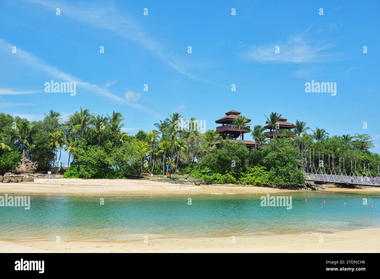 Singapur - 14. August 2024: Goldener Sand und üppige Vegetation am tropischen Palawan Beach auf der Insel Sentosa Stockfoto