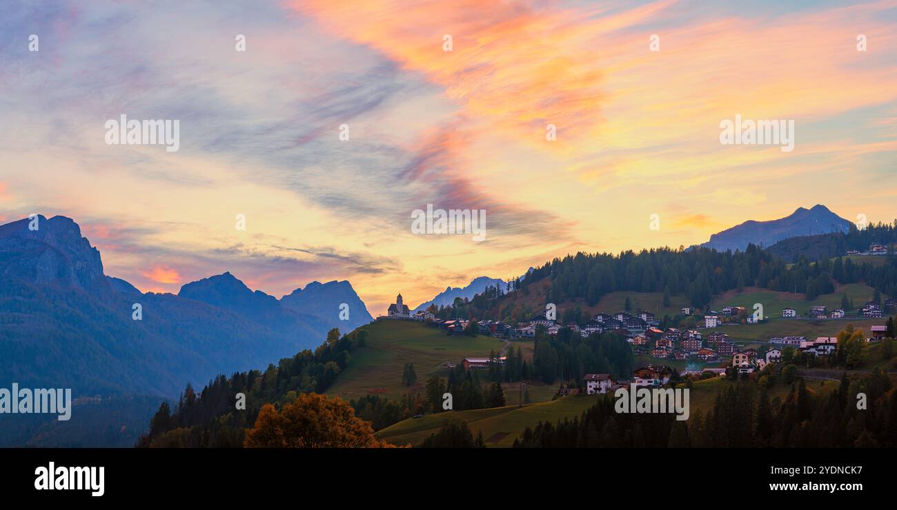 A wide 2:1 panoramic image in autumn with a sunset in Colle Santa Lucia, a village and comune in the Italian province of Belluno, in the Veneto region Stockfoto