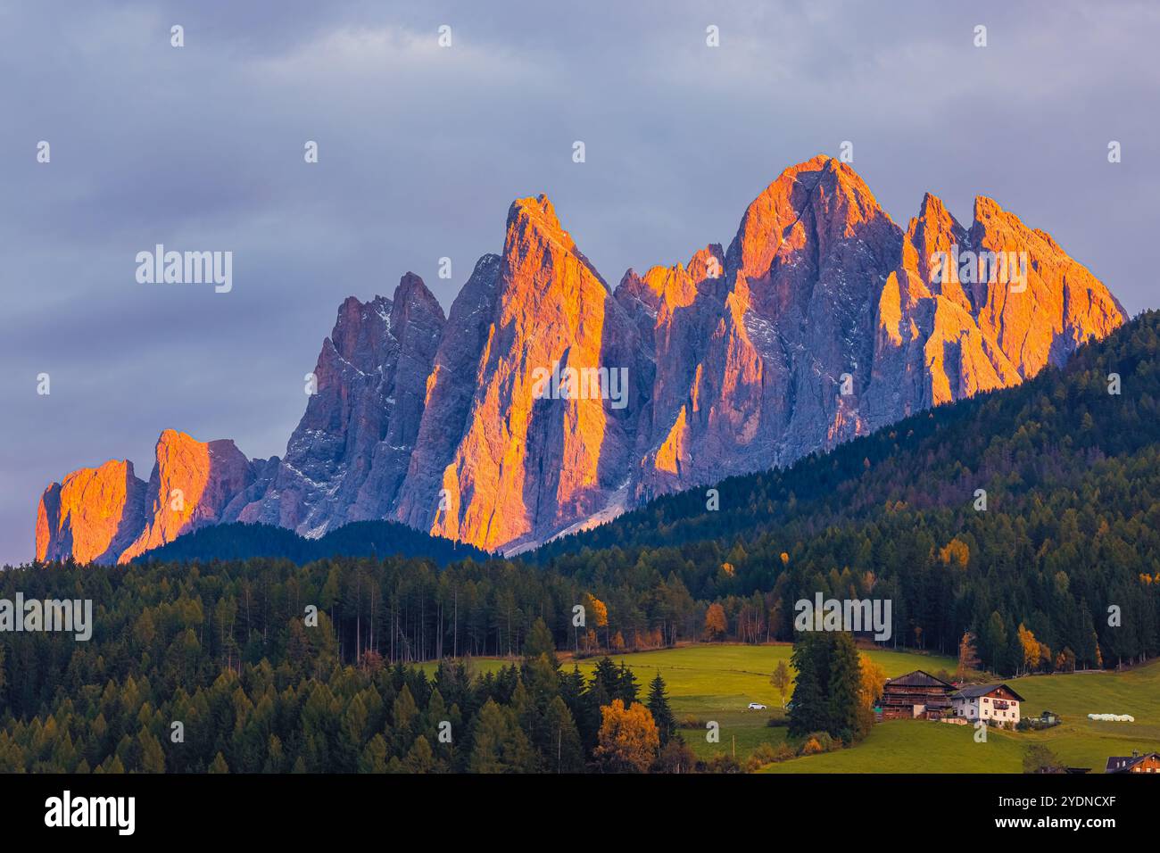 Ein Abend bei Sonnenuntergang mit Blick auf die Geislergruppe, benannt nach der Geislerspitze, liegt zwischen Villnöss und Gröden Stockfoto