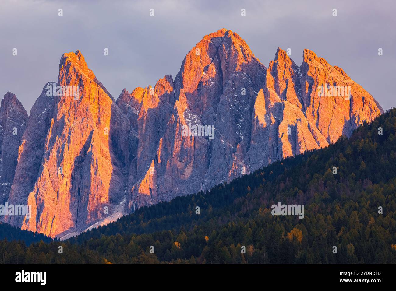 Ein Abend bei Sonnenuntergang mit Blick auf die nach der Geislerspitze benannte Geisler-Gruppe liegt zwischen Villnöss und Gröden in der P Stockfoto