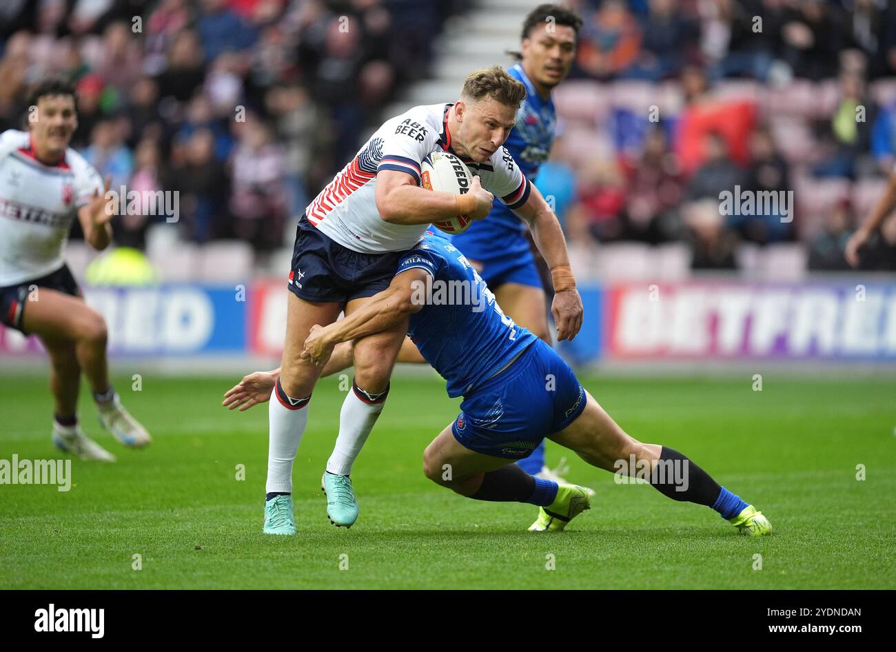 Der Engländer George Williams wird von Samoas Roger Tulvasa-Sheck während des Spiels der International Rugby League im Brick Community Stadium in Wigan angegriffen. Bilddatum: Sonntag, 27. Oktober 2024. Stockfoto