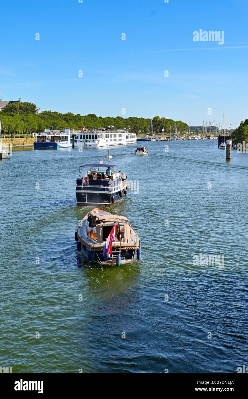 Veere, Zeeland, Niederlande - 10. August 2022: Boote fahren in Richtung der Stadt Veere. Stockfoto