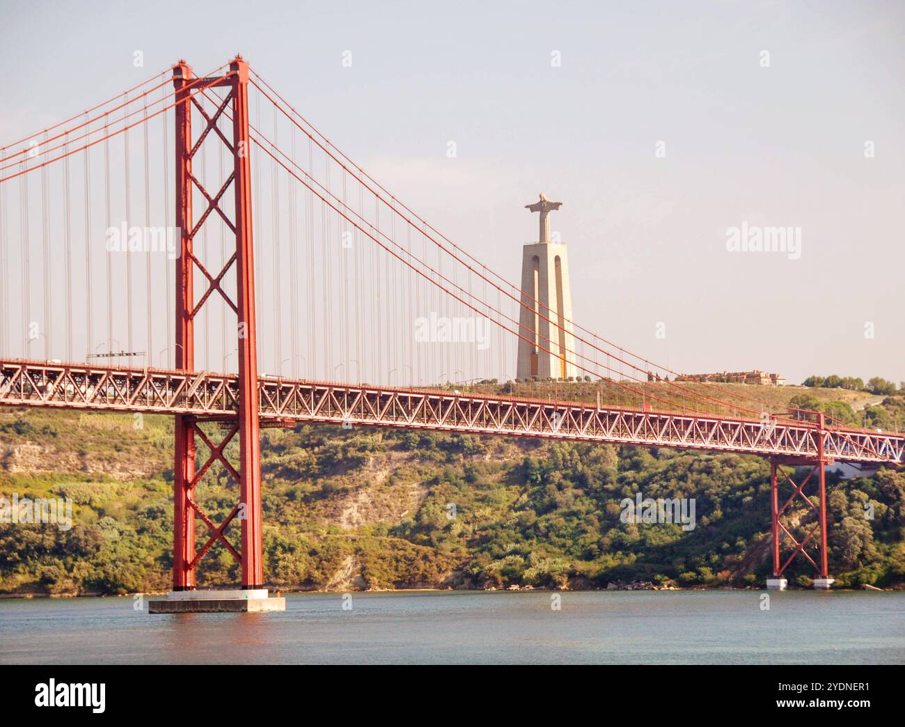 Malerischer Blick auf die 25 de Abril Brücke Hängebrücke über den Tejo in Lissabon mit der Wallfahrtskirche Christi des Königs im Hintergrund Stockfoto