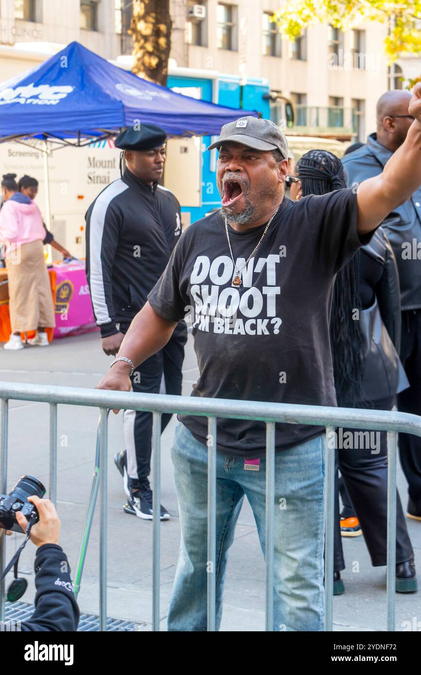 Mann im Protest trägt T-Shirt-Nachricht: "Schieß nicht, ich bin schwarz?" Hinter Barrikade mit Zuschauern vor dem Mordprozess in manhattan, oktober 2024 Stockfoto