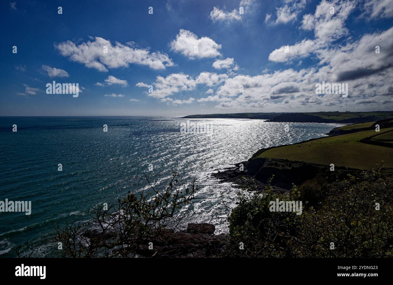 Die Sonne glitzert auf einer Weite des blauen Wassers der Mevagissey Bay in der Nähe von Pentewan Sands, St Austell, Cornwall. Stockfoto