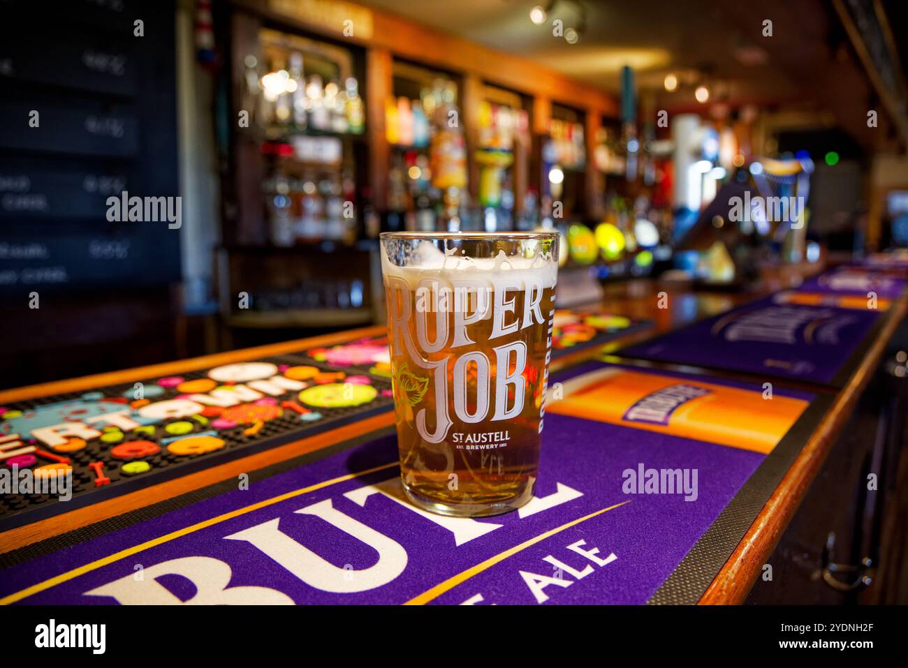 Ein Pint Bier in der Bar eines Pubs im Dorf Pentewan, St Austell, Cornwall. Stockfoto