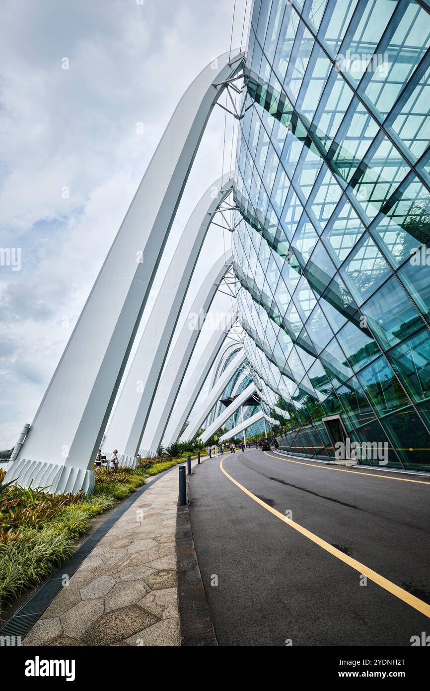 Singapur - 18. August 2024: Cloud Forest and Flower Dome Gewächshäuser in Gardens by the Bay Stockfoto