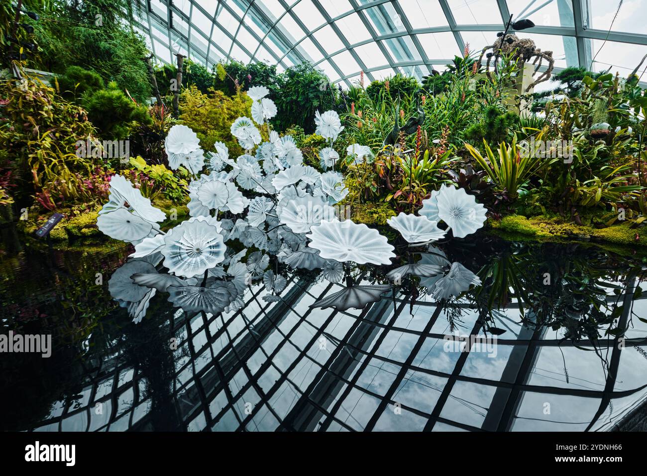 Singapur - 18. August 2024: Kunstinstallation in Cloud Forest und Flower Dome Gewächshäusern in Gardens by the Bay Stockfoto