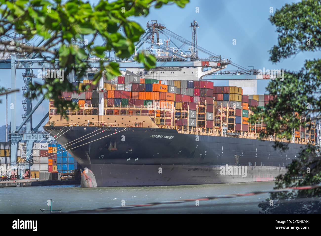 Navegantes-sc, brasilien-oktober 25,2024 dieses Bild zeigt ein Containerfrachtschiff, das im Hafen von Itajaí in Santa Catarina, Brasilien angedockt ist und mit Co beladen ist Stockfoto