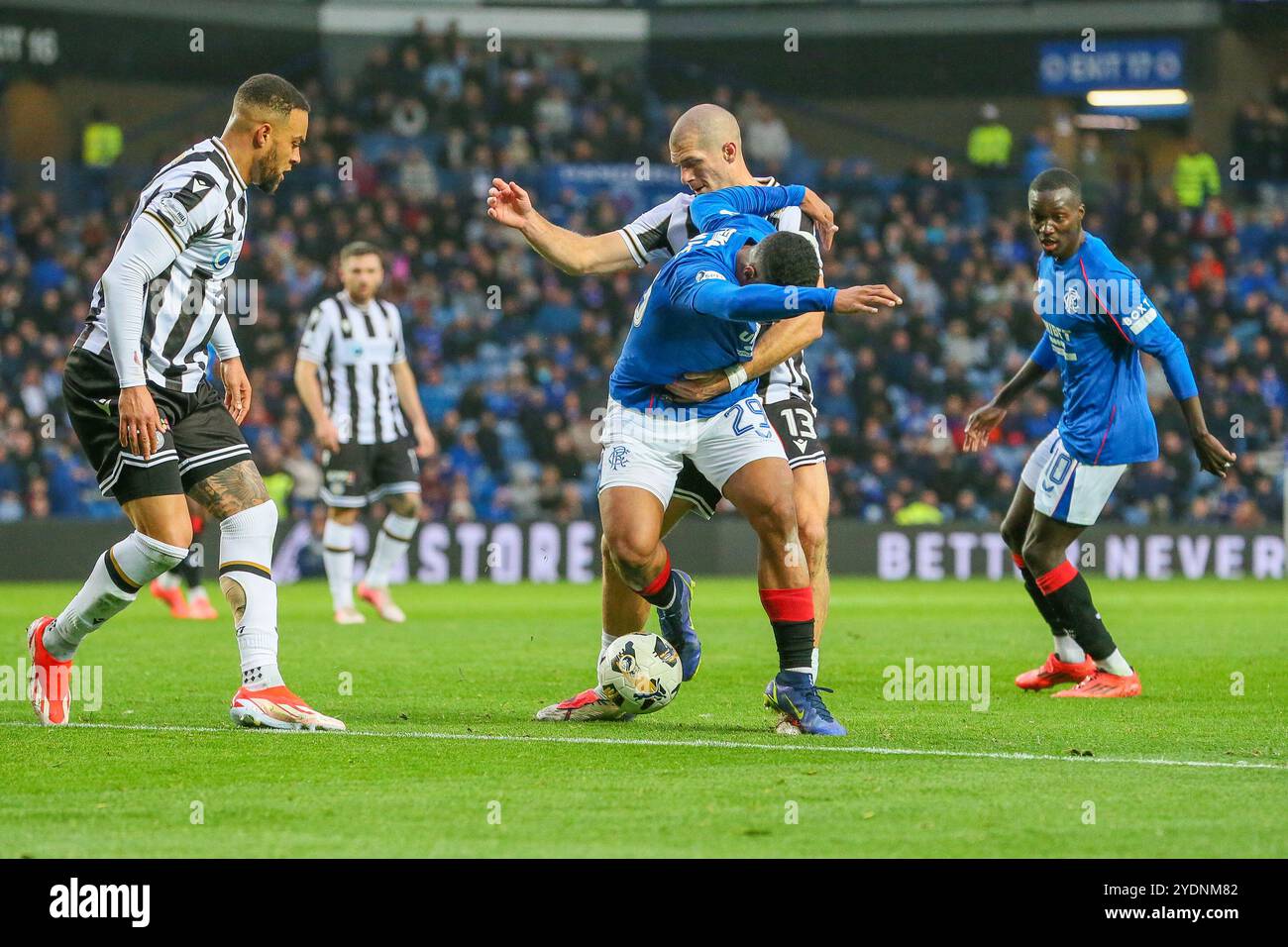 Glasgow, Großbritannien. Oktober 2024. Die Rangers spielten St Mirren im Ibrox-Stadion im William Hill Scottish Premiership-Spiel. Das Ergebnis war Rangers 2 - 0 St Mirren. Die Tore wurden für die Rangers von M Diomande 13 Minuten, V Cerny ^9 Minuten und für St Mirren, A Gogic 26 Minuten erzielt. Quelle: Findlay/Alamy Live News Stockfoto