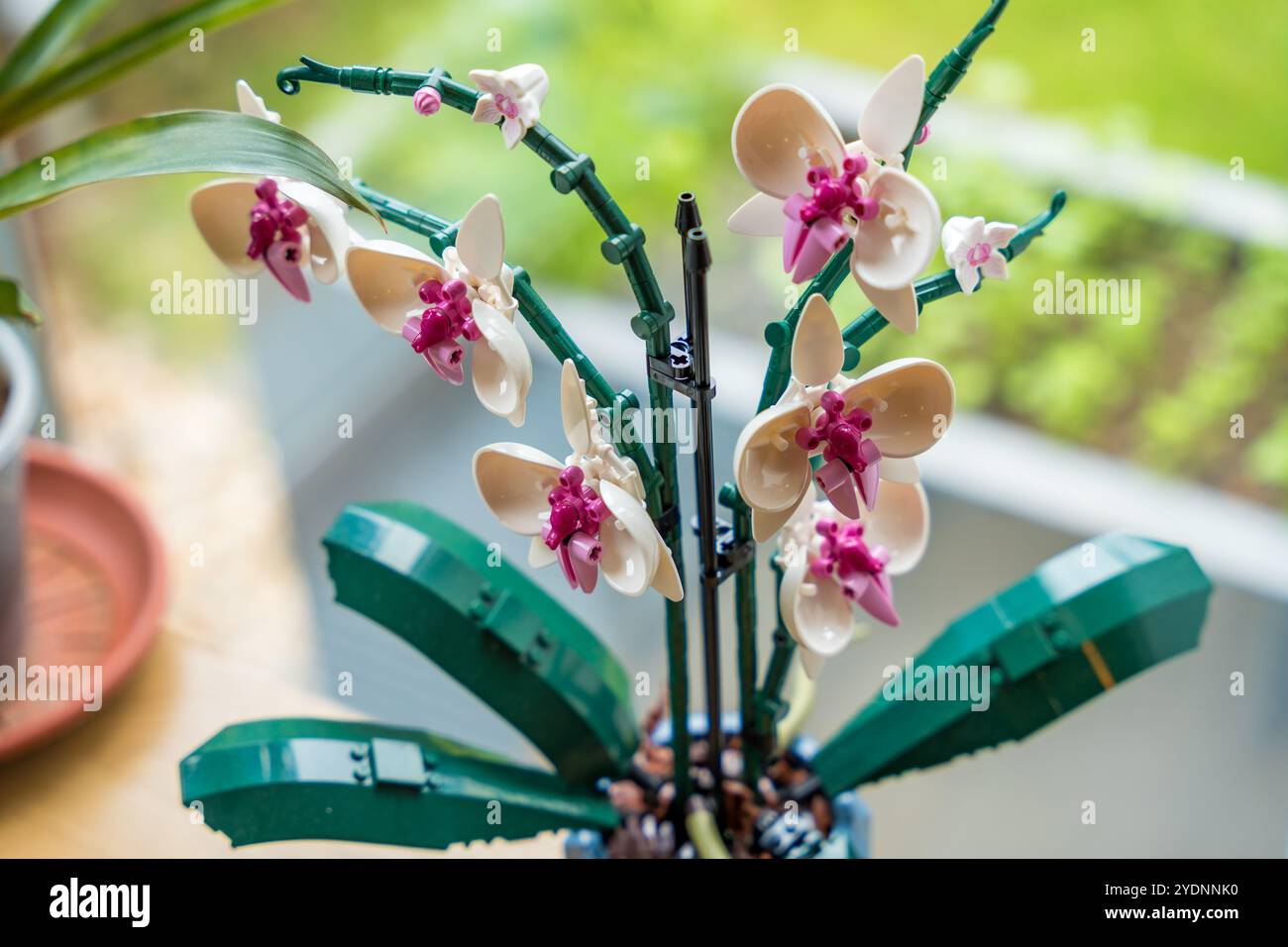 Prag, Tschechische republik - 8. Mai 2024: Umweltfreundliche Dekorative Orchidee aus Lego-Ziegeln Stockfoto