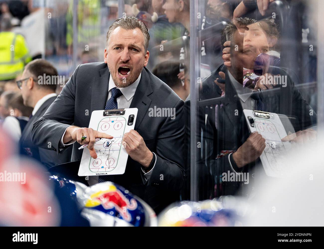 Max Kaltenhauser (Chef-Trainer / Interims-Trainer, EHC Red Bull München) erklaert intensiv mithilfe der Taktiktafel waehrend des letzten Powerbreak das weitere Vorgehen. GER, EHC Red Bull München vs. ERC Ingolstadt Panther, Eishockey, DEL, 13. Spieltag, Saison 2024/2025, 27.10.2024. Foto: Eibner-Pressefoto/Franz Feiner Stockfoto