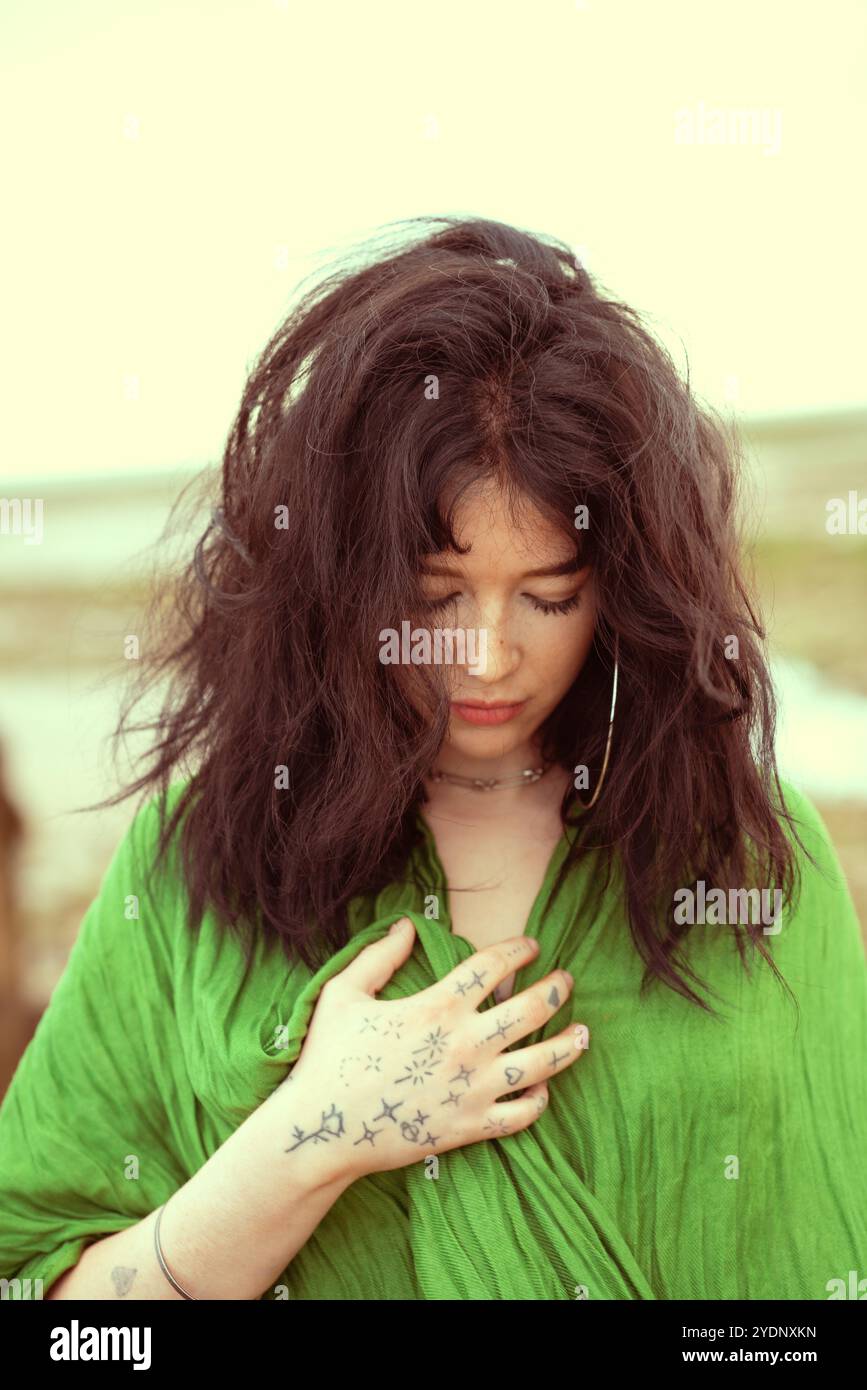 Junge kaukasische Erwachsene Frau am Meer in Südengland, Großbritannien. Stockfoto