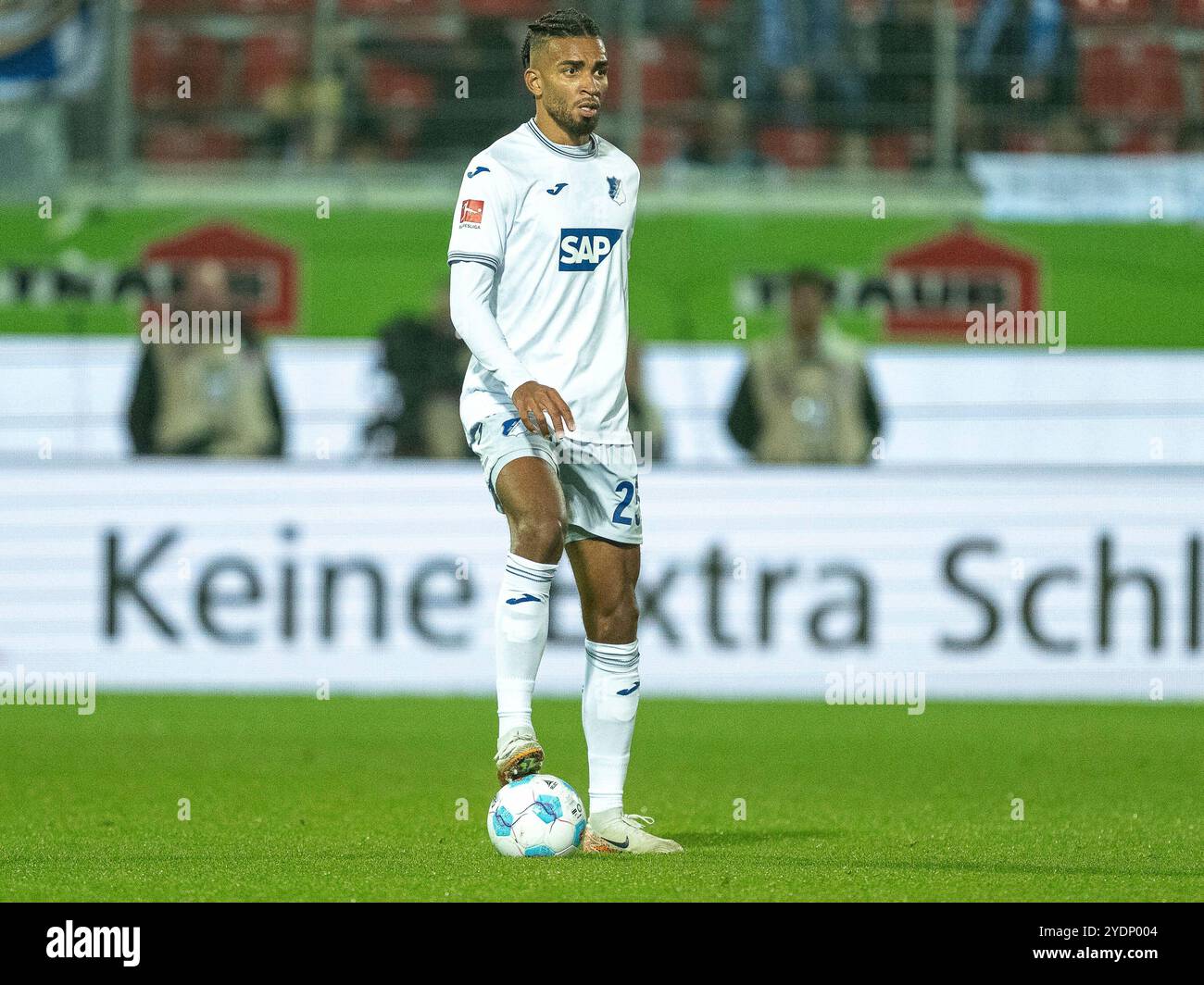 Heidenheim, Deutschland. Oktober 2024. Kevin Akpoguma (TSG 1899 Hoffenheim, #25), GER, FC Heidenheim vs. TSG 1899 Hoffenheim, Fussball, Bundesliga, 8. Spieltag, Spielzeit 2024/2025, 27.10.2024, Eibner-Pressefoto/Sascha Walther Credit: dpa/Alamy Live News Stockfoto