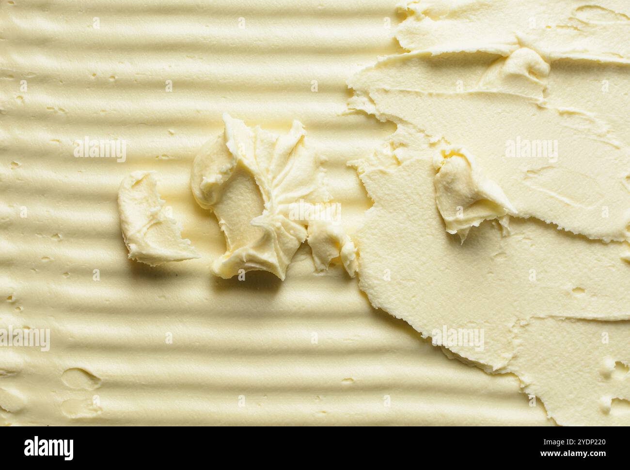 Draufsicht auf Creme Buttercreme zum Dekorieren von Kuchen, seidenweiche amerikanische Buttercreme mit Mustern, cremestrukturierter Hintergrund Stockfoto