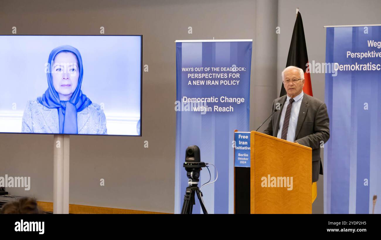 Berlin, 26.10.2024, Martin Patzelt, ehemaliges Bundestagsmitglied, Berichterstatter für Iran im Menschenrechtsausschuss des Bundestages, spricht während der Konferenz. Auf einer internationalen Konferenz, die von den iranischen Gemeinschaften in Deutschland organisiert wurde, forderten prominente deutsche Politiker und hochrangige ehemalige Beamte aus dem gesamten politischen Spektrum eine neue Iran-Politik, die auf das iranische Volk und seinen organisierten Widerstand zur Verfolgung demokratischer Veränderungen ausgerichtet ist. Politische Würdenträger aus Europa und den Vereinigten Staaten schlossen sich ihnen an. Maryam Rajavi, der designierte Präsident des National Cou Stockfoto