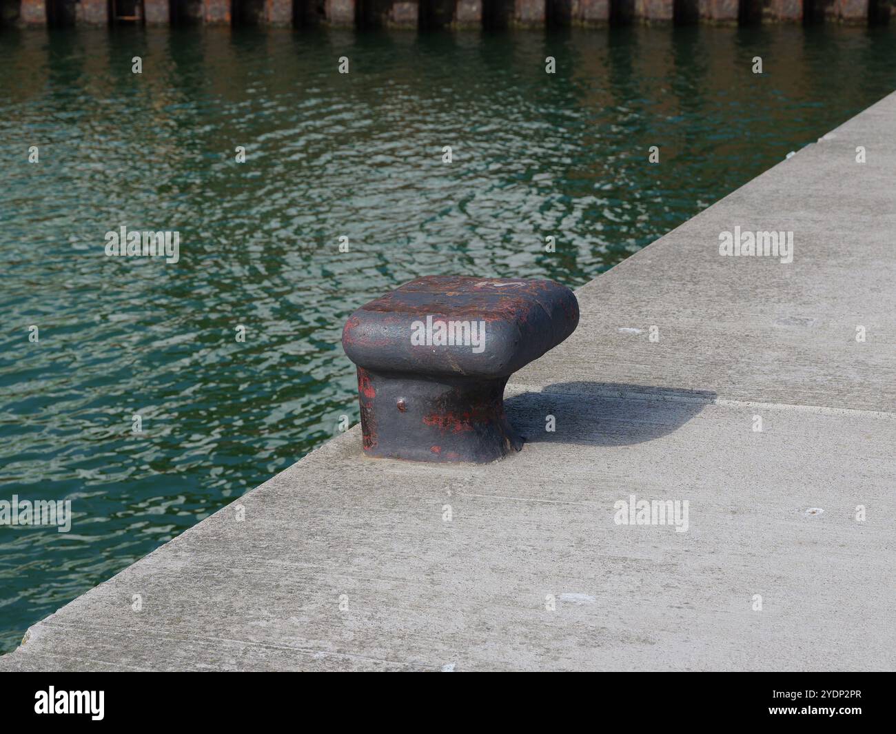 Die rostigen gusseisernen Schiffspoller sind beeindruckende Zeugen der maritimen Geschichte. Stockfoto
