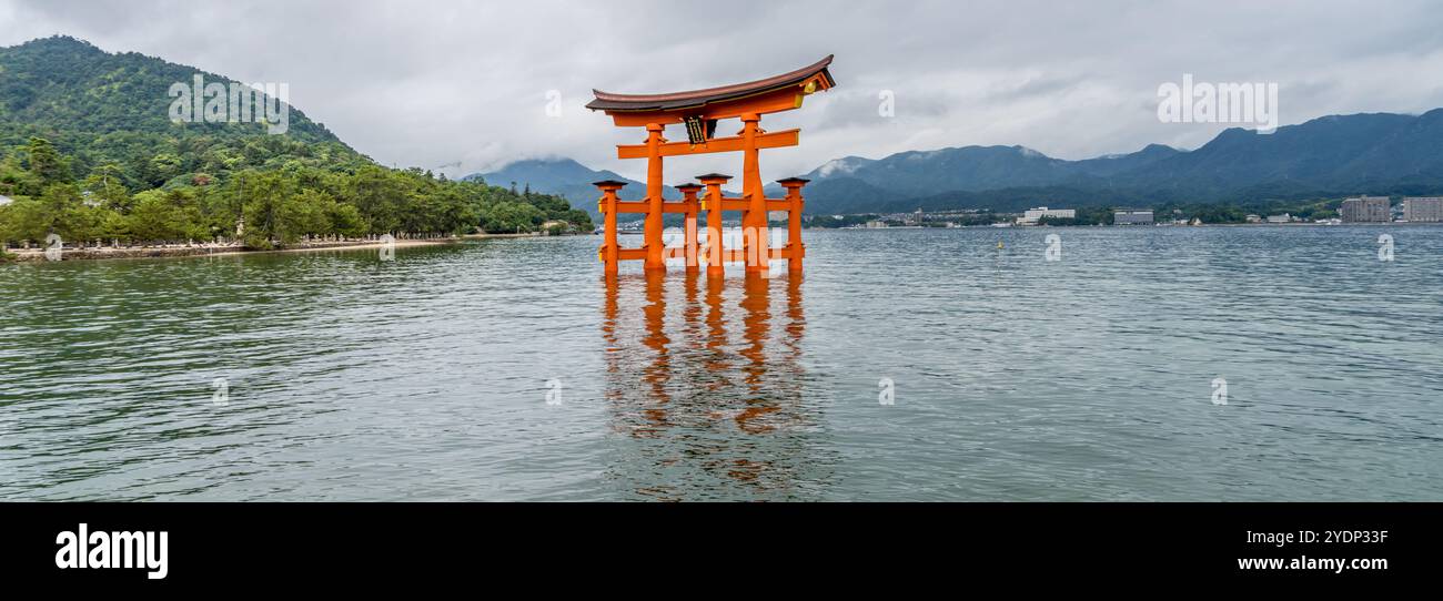 Hiroshima, Japan - 20. August 2024 : Panoramablick auf Otorii großes schwimmendes Tor des Itsukushima Jinja shinto-Schreins mit Wasserreflexionen während des Hochwassers Stockfoto