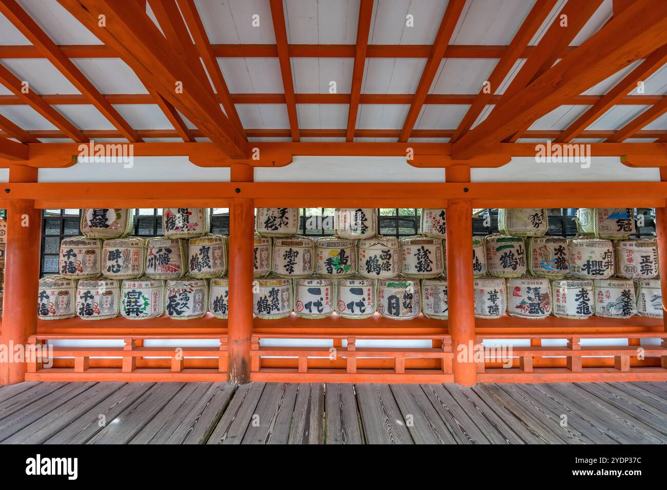 Hiroshima, Japan - 20. August 2024 : Sake-Fässer aus Likörangeboten am Daikoku-Schrein in der Nähe des Nishi Kairo Westkorridors von Itsukushima Jinja Shin Stockfoto