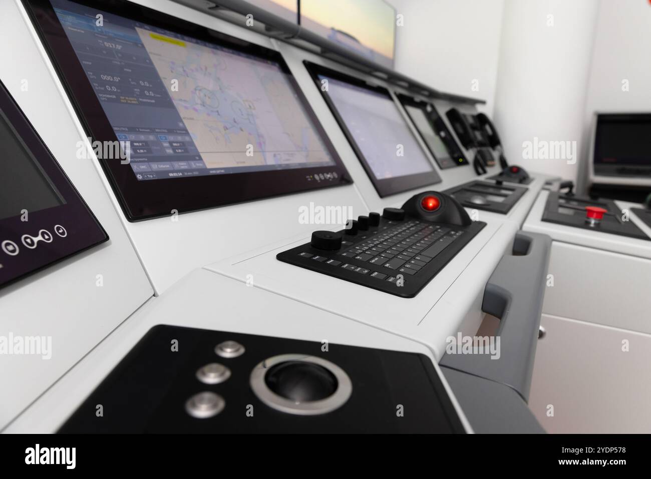 Integrierte Tischeingabegeräte, industrielle Tastatur mit Trackball-Maus, moderne Navigationsgeräte auf einem Bedienfeld an der Captains Bridge Stockfoto