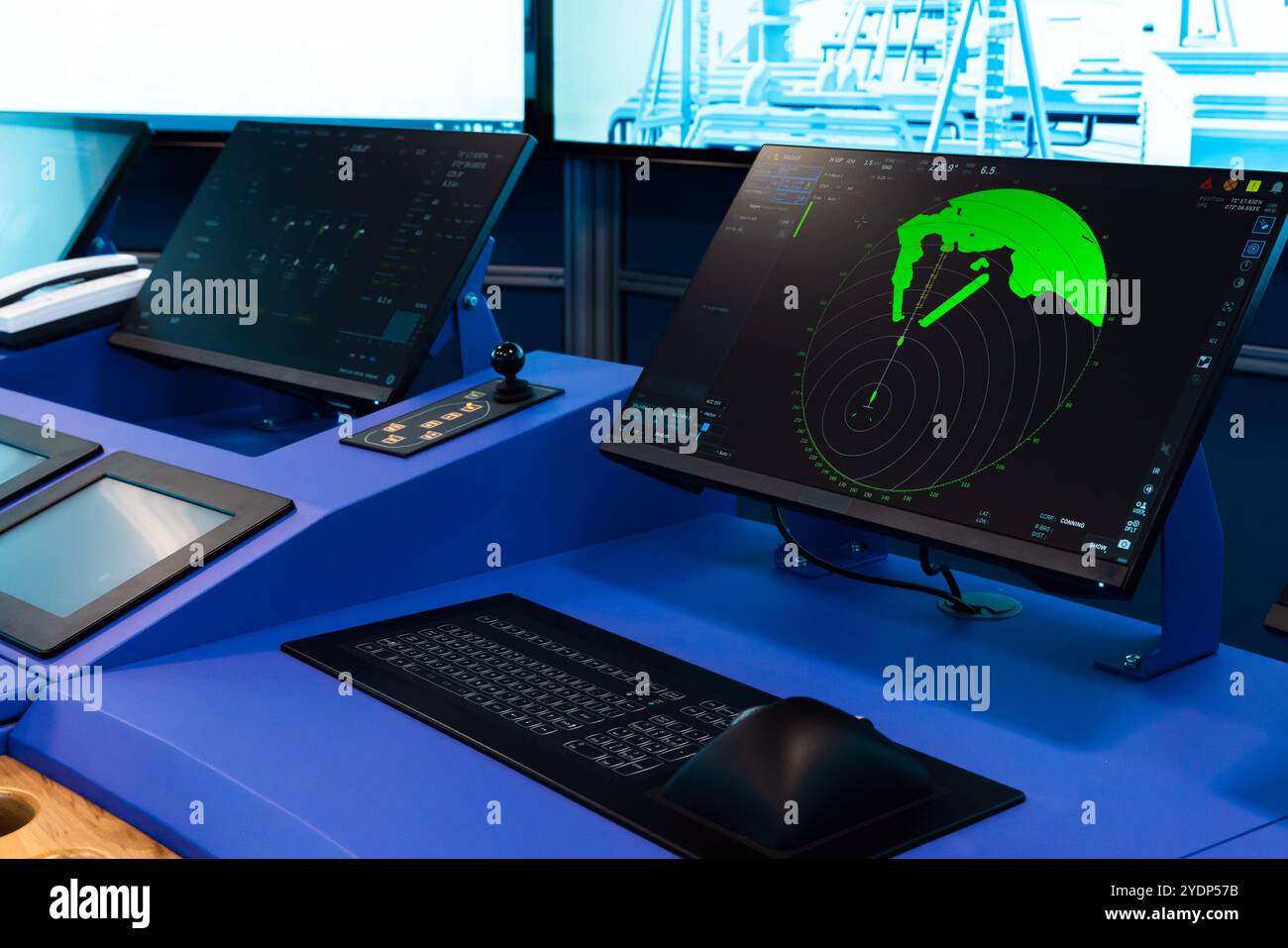 Schiffskontrolltafel mit Motorbeschleuniger und Radarbildschirm, Kapitänüberbrückungsausrüstung eines Schiffsnavigationssimulationssystems Stockfoto