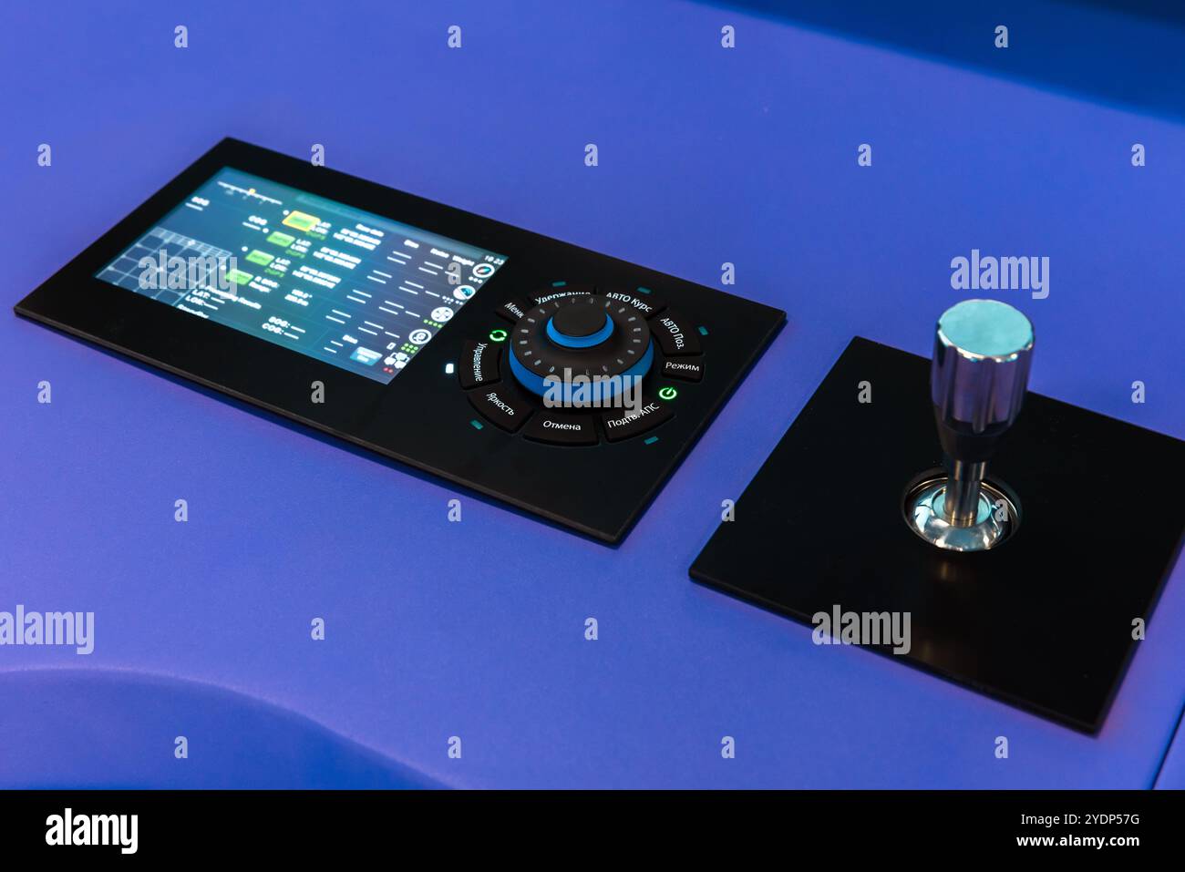 Blaues Bedienfeld für Schiffe mit Bedienfeld für dynamische Positionierung. Es handelt sich um ein computergesteuertes System, das automatisch die Position und h eines Schiffes aufrechterhält Stockfoto