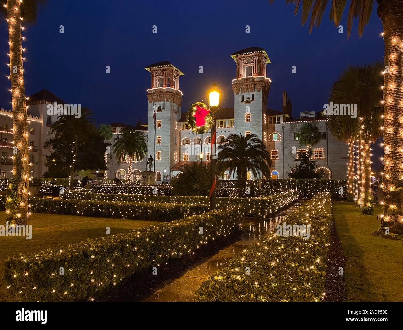 Das Lightner Museum, ehemals Hotel Alcazar, während der Nacht der Lichterfeier, St. Augustine, Florida, USA - Smartphone-aufgenommenes Stockfoto