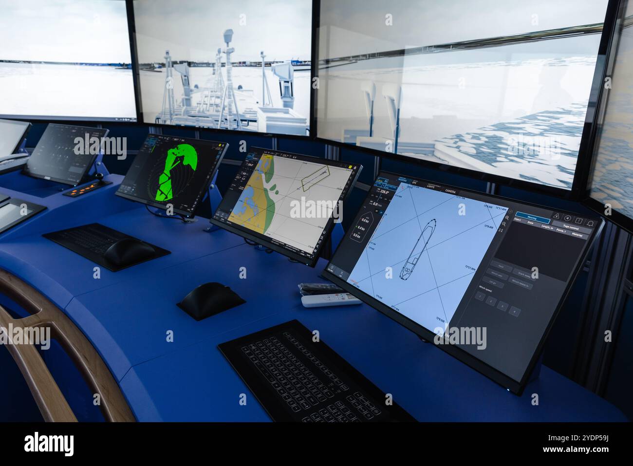 Moderne Steuertafeln für Schiffe. Die Ausrüstung der Captains Bridge als Teil des Simulationssystems für die Schifffahrt Stockfoto