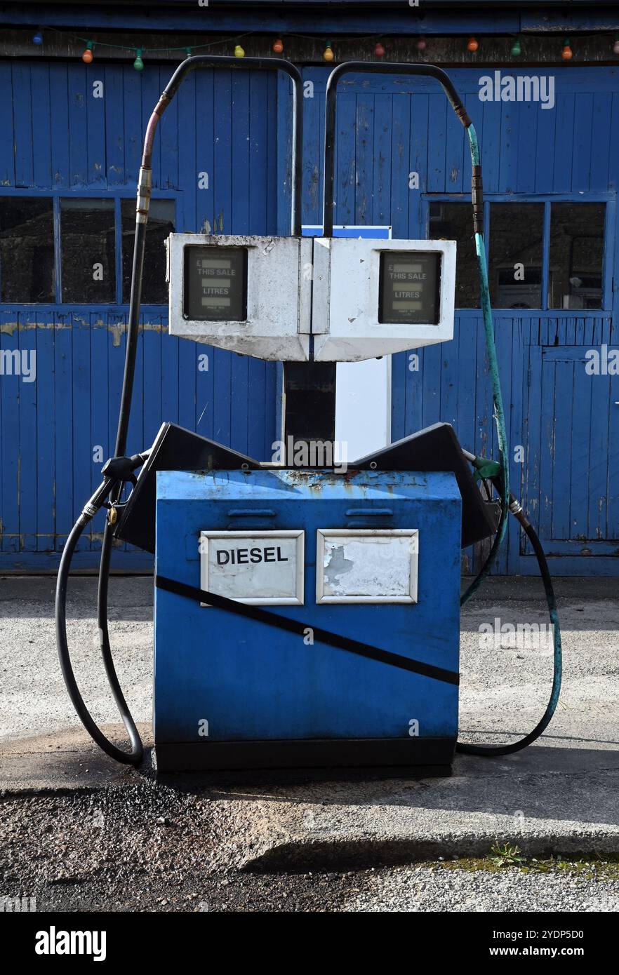 Benzinpumpen und die Werkstatt für die Fahrzeugreparatur in der Kettlewell Garage im Dorf Kettlewell der Yorkshire Dales. Stockfoto
