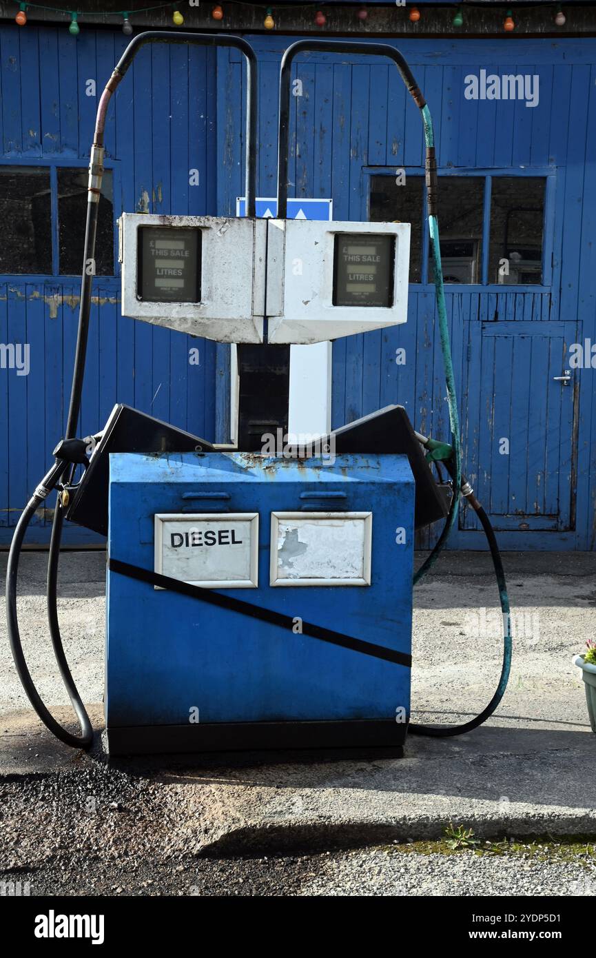 Benzinpumpen und die Werkstatt für die Fahrzeugreparatur in der Kettlewell Garage im Dorf Kettlewell der Yorkshire Dales. Stockfoto
