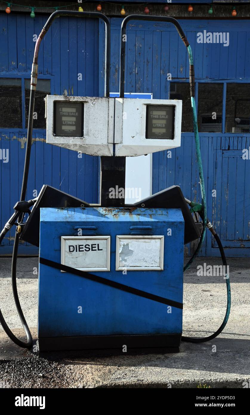 Benzinpumpen und die Werkstatt für die Fahrzeugreparatur in der Kettlewell Garage im Dorf Kettlewell der Yorkshire Dales. Stockfoto