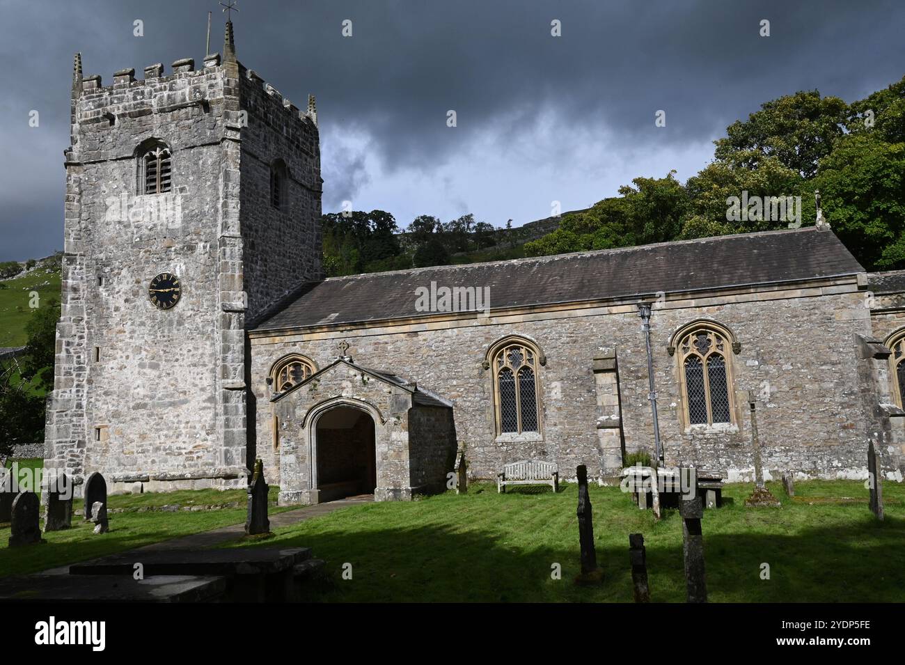 Die Pfarrkirche St. Oswalds im Dorf Arncliffe in Littondale, Yorkshire Dales. Stockfoto