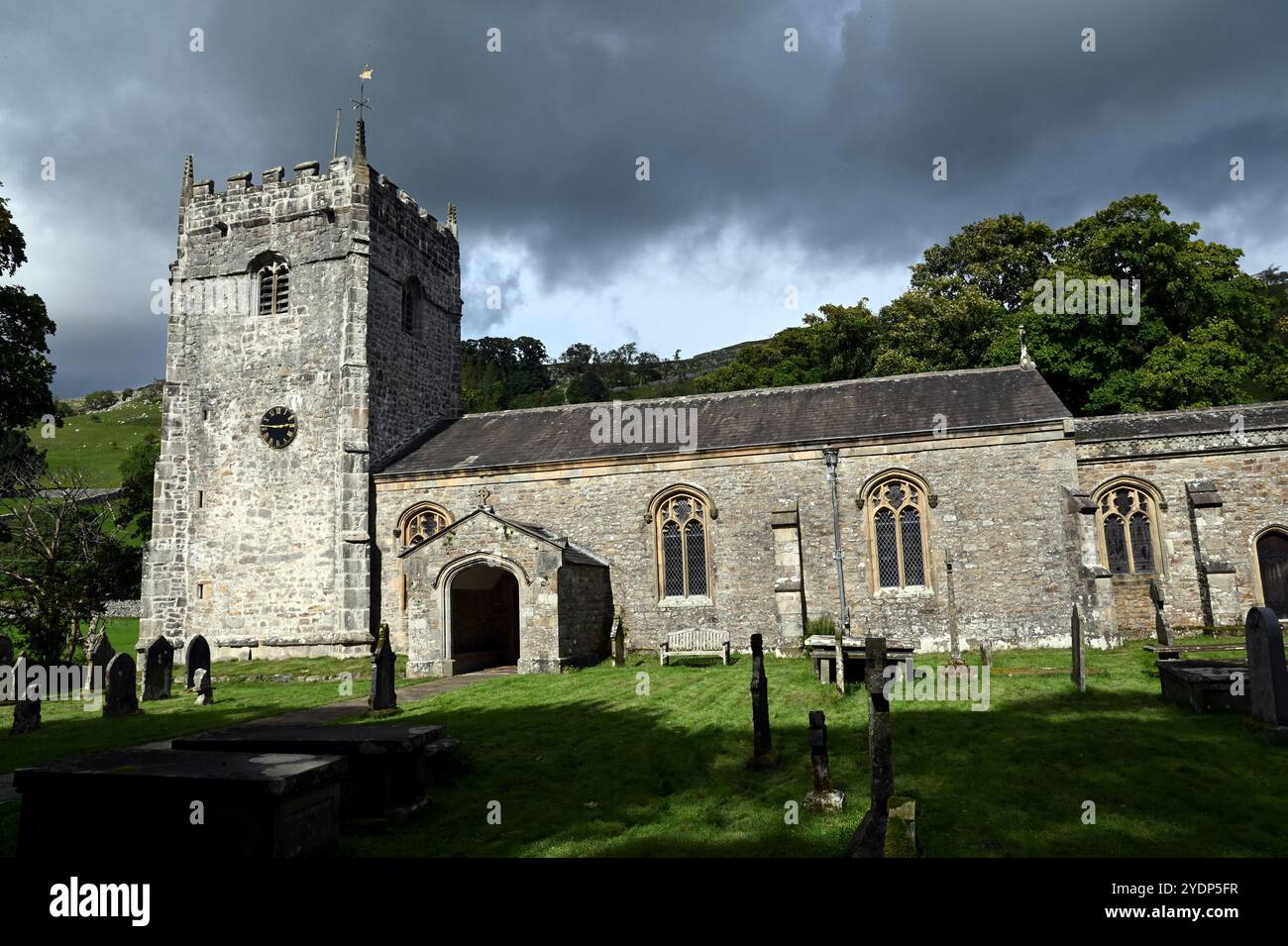 Die Pfarrkirche St. Oswalds im Dorf Arncliffe in Littondale, Yorkshire Dales. Stockfoto