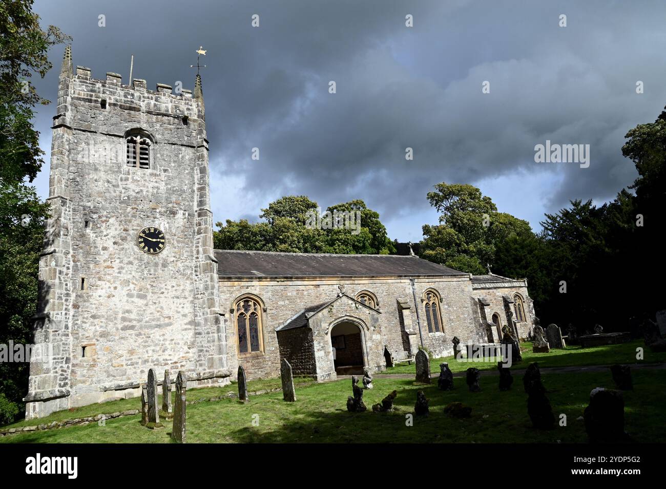 Die Pfarrkirche St. Oswalds im Dorf Arncliffe in Littondale, Yorkshire Dales. Stockfoto