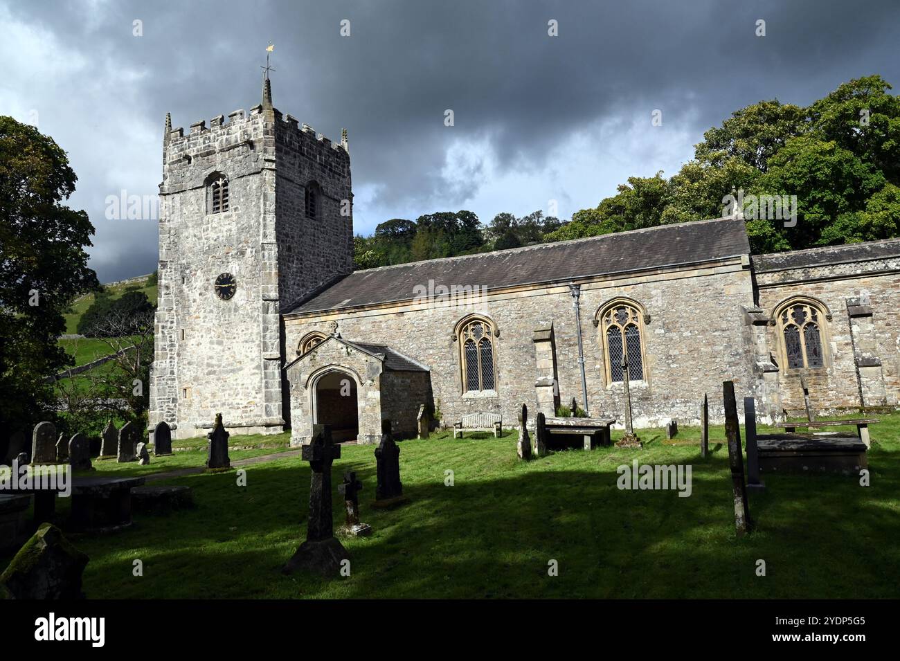 Die Pfarrkirche St. Oswalds im Dorf Arncliffe in Littondale, Yorkshire Dales. Stockfoto