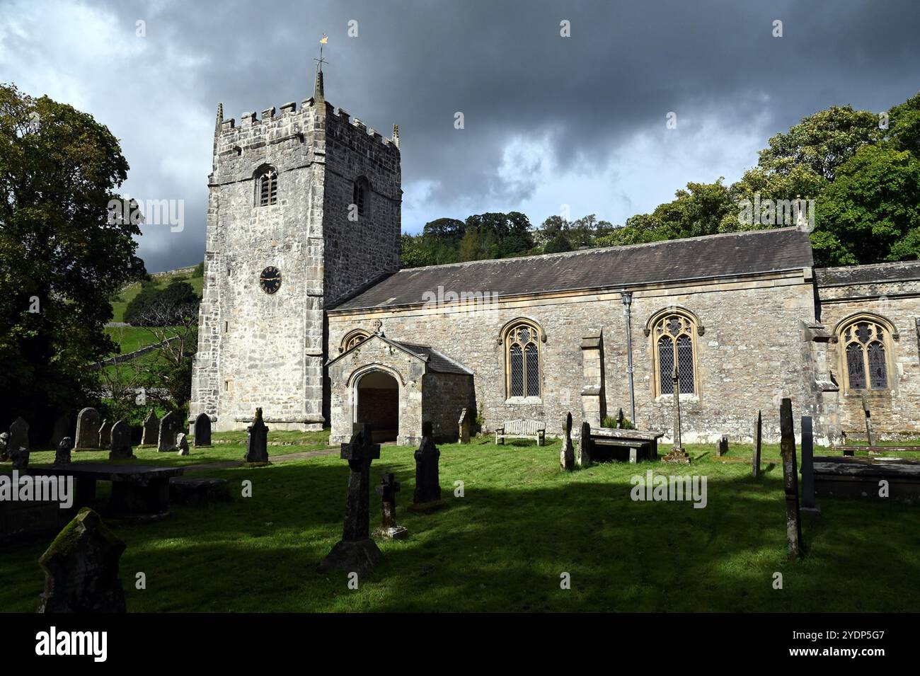 Die Pfarrkirche St. Oswalds im Dorf Arncliffe in Littondale, Yorkshire Dales. Stockfoto