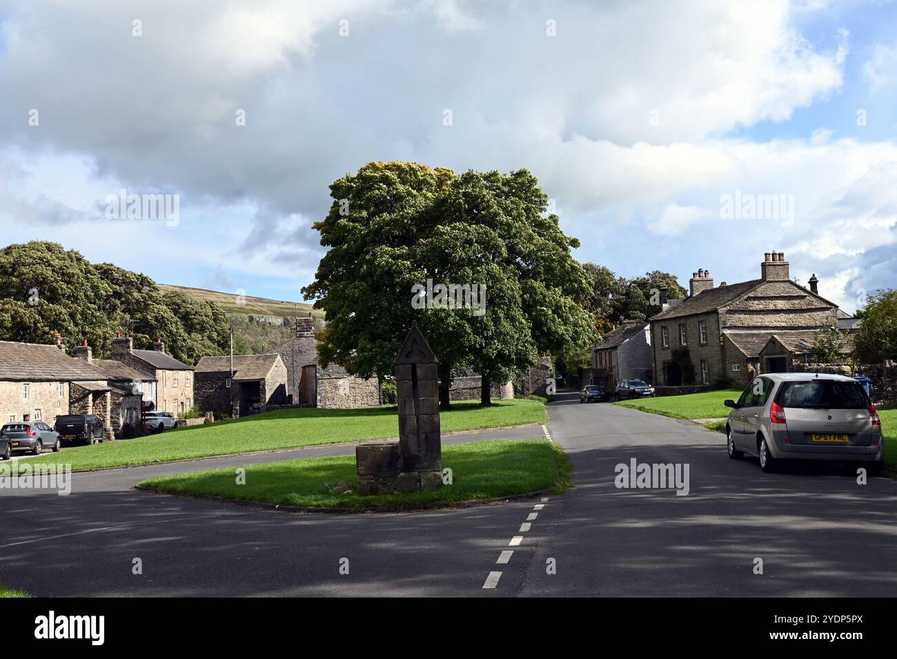 Arncliffe, ein malerisches Dorf in Littondale im Yorkshire Dales National Park. Es ist sehr beliebt bei Wanderern, Radfahrern, Fischern und Touristen. Stockfoto