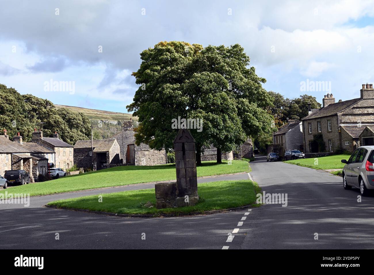 Arncliffe, ein malerisches Dorf in Littondale im Yorkshire Dales National Park. Es ist sehr beliebt bei Wanderern, Radfahrern, Fischern und Touristen. Stockfoto