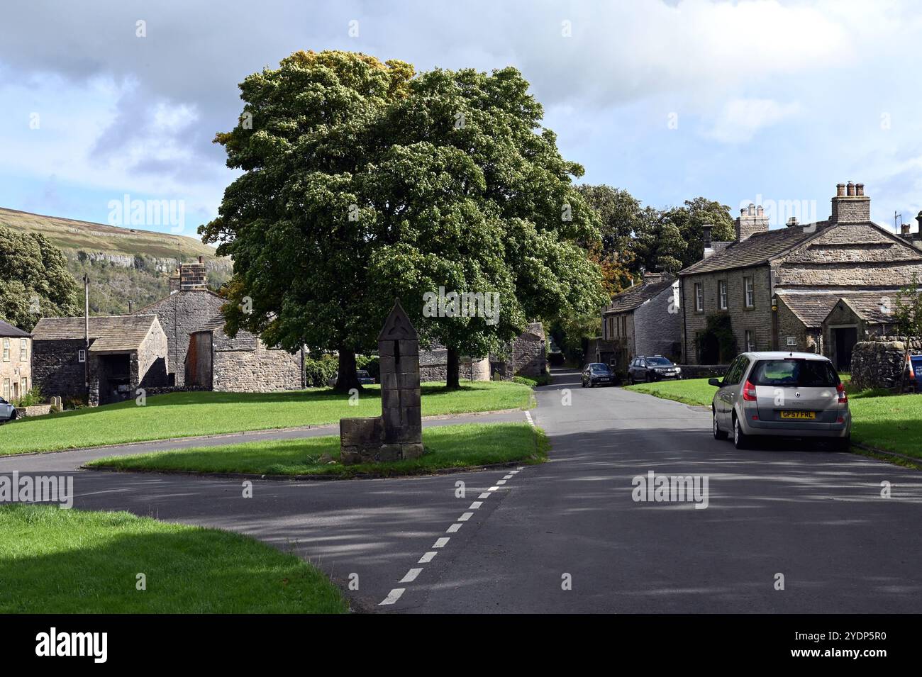 Arncliffe, ein malerisches Dorf in Littondale im Yorkshire Dales National Park. Es ist sehr beliebt bei Wanderern, Radfahrern, Fischern und Touristen. Stockfoto