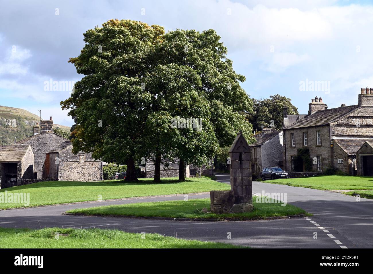Arncliffe, ein malerisches Dorf in Littondale im Yorkshire Dales National Park. Es ist sehr beliebt bei Wanderern, Radfahrern, Fischern und Touristen. Stockfoto