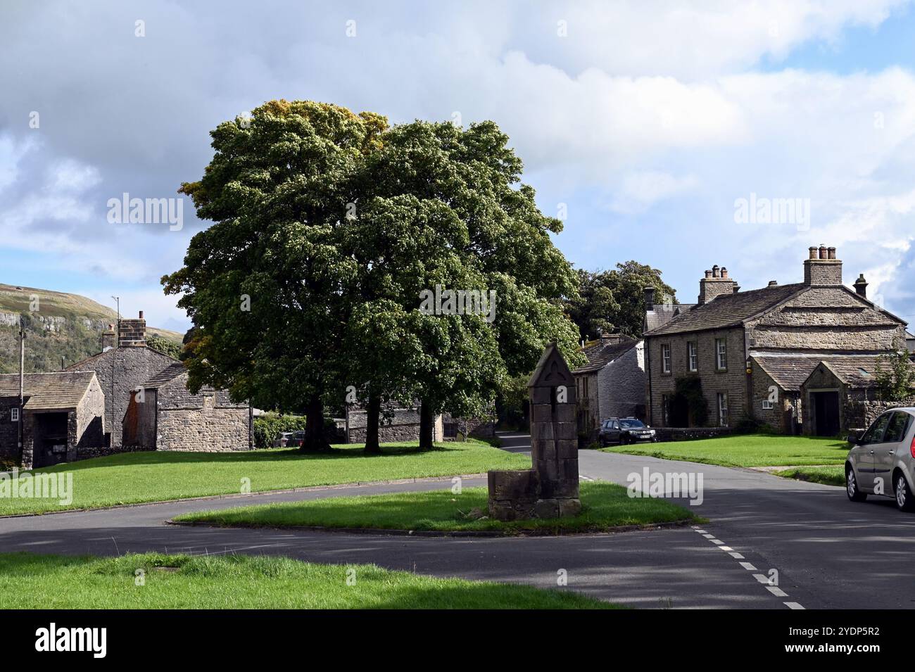 Arncliffe, ein malerisches Dorf in Littondale im Yorkshire Dales National Park. Es ist sehr beliebt bei Wanderern, Radfahrern, Fischern und Touristen. Stockfoto